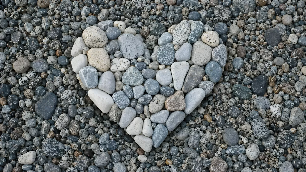 Herz aus Kieselsteinen auf einem Steinstrand