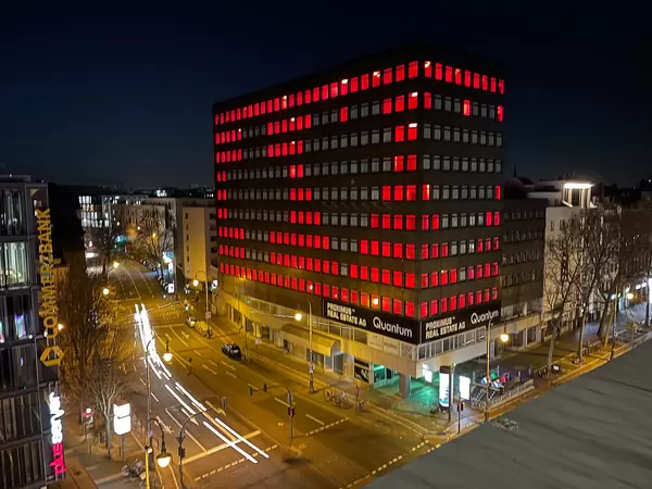 Herz und Kreuz in rot ziehren das leerstehende Gebäude am Friesenplatz in Köln im zweiten Lockdown