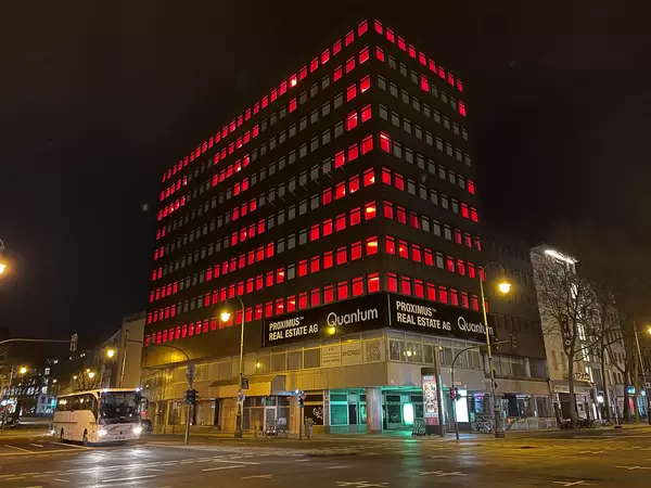 Herz und Kreuz Installation auf der Hochhausfassade am Hohenzollernring/Friesenplatz in der Corona-Zeit in Köln