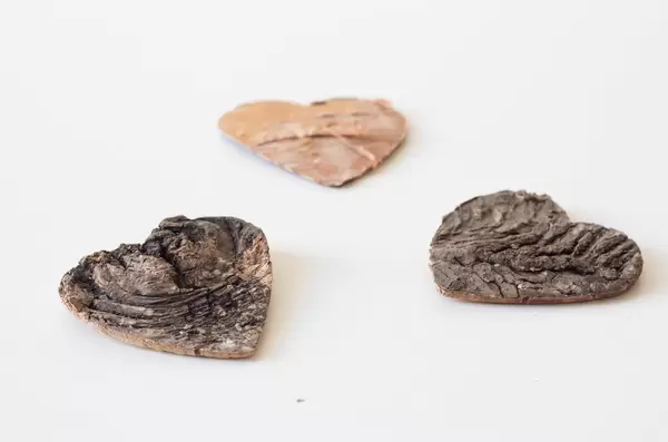 Herzen aus Holz vor weißem Hintergrund