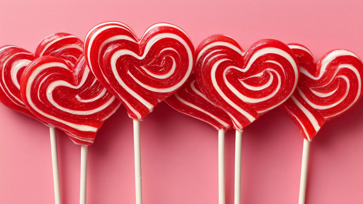Herzförmige Lutschbonbons in Rot und Weiß
