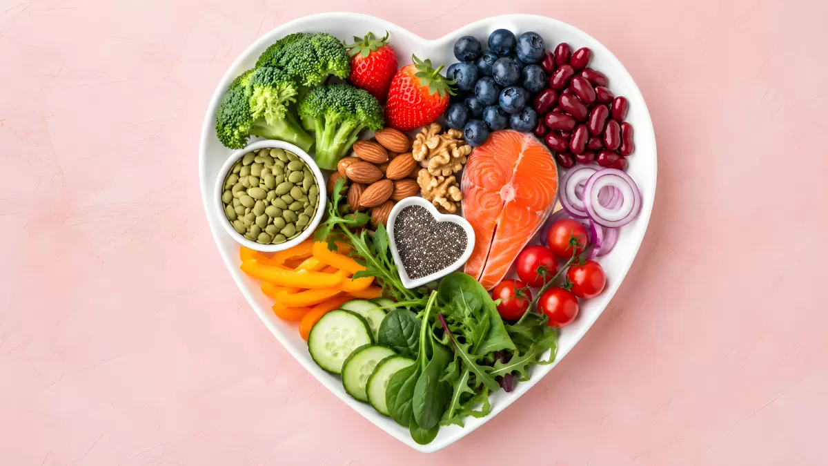 Herzförmiger Teller mit bunten Superfoods von oben
