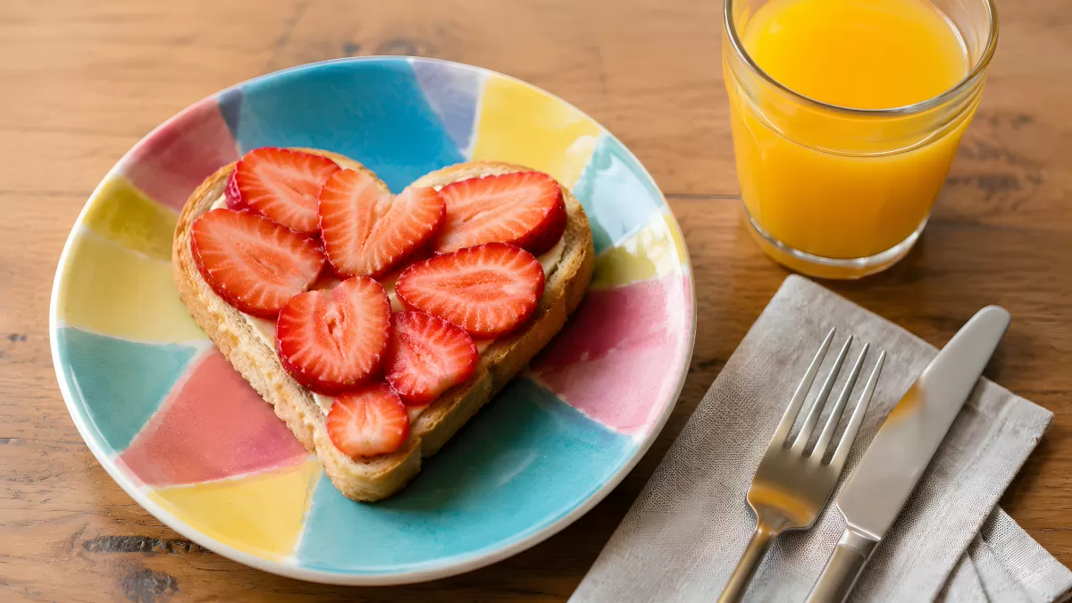Herzförmiger Toast mit Erdbeeren zum Frühstück