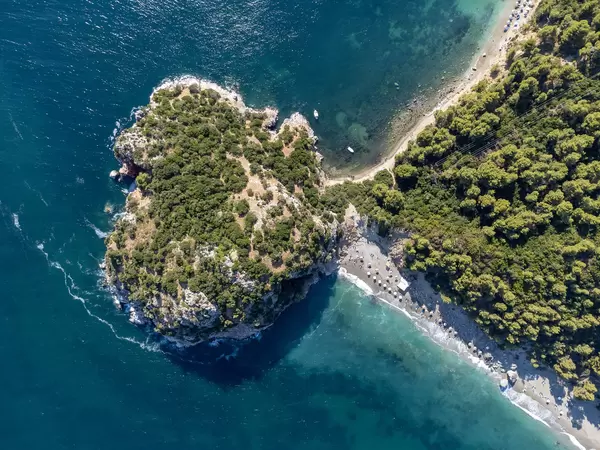 Herzförmige Halbinsel auf der Insel Skopelos: Draufsicht auf die Strände Velanio und Stafylos