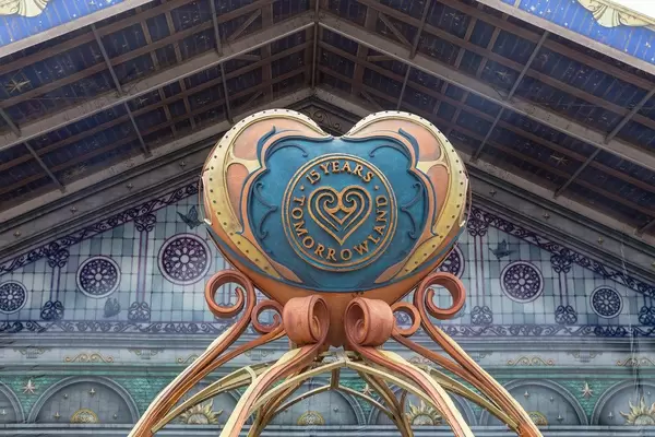 Herzförmige Installation schreibt 'Tomorrowland 15 years' für 15. Geburtstag des Tomorrowland Festivals beim Eingang