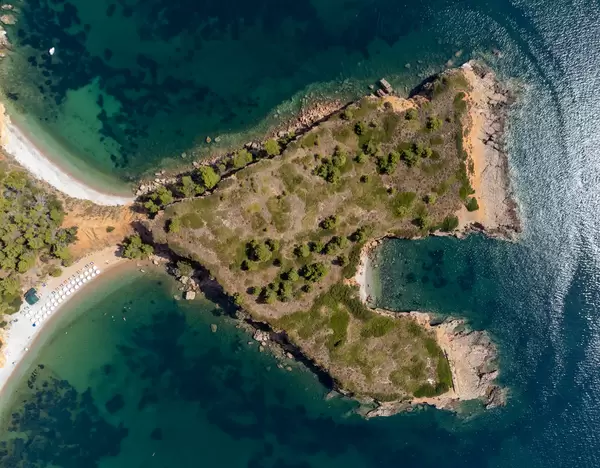 Herzförmige Landzunge mit rötlichen Klippen bei Kokkinokastro Strand, Alonnisos. Drohnenfotografie