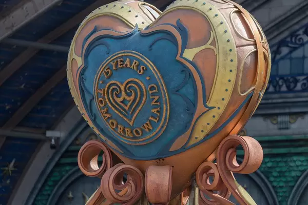 Herzförmige Skulptur zum 15-jährigen Jubiläum mit der Aufschrift „15 years Tomorrowland“