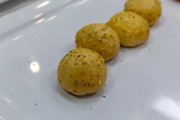 Herzhafte Cheeseballs mit Schinken auf weißem Probierteller auf dem BarCamp in Bonn