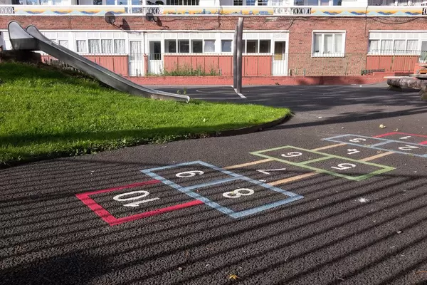 Hickelkasten Felder auf dem Asphalt