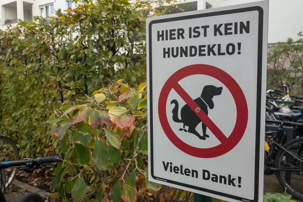 Hier ist kein Hundeklo - Ein Schild das darauf hinweist dass Besitzer den Kot ihres Hundes aufsammeln sollen