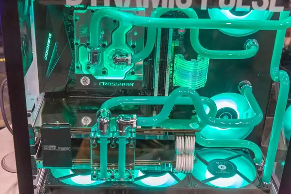 High-End PC mit Crosshair Wasserkühlung auf der Gamescom