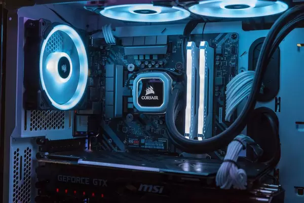 High-End PC mit LEDs und Wasserkühlung von Corsair