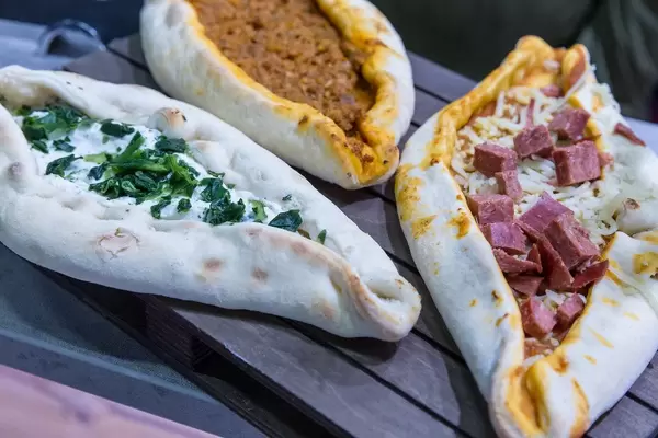 High Protein Pizza - Pide mit verschiedenen Füllungen