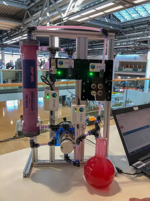 Hightech Laboranlage mit Ehrlenmeyer Glas auf dem Bits & Pretzels Festival in München