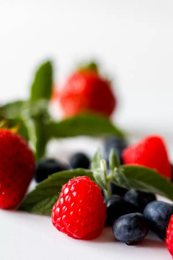 Himbeeren und Erdbeeren