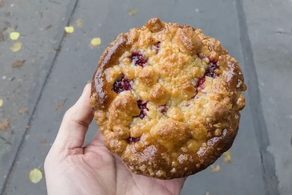 Himbeertörtchen mit knusprigen Streuseln