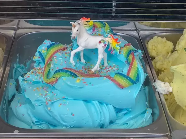 Himmelblaue Einhorn-Regenbogen Eiscreme mit bunten Streuseln