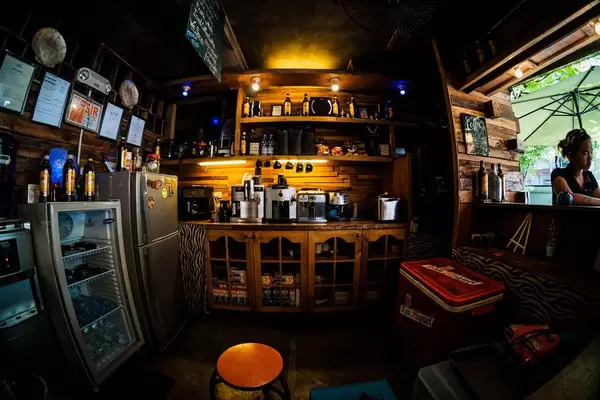 Hinter der Bar eines Coffeeshops - Kaffeevollautomaten stehen an Ihrem Platz