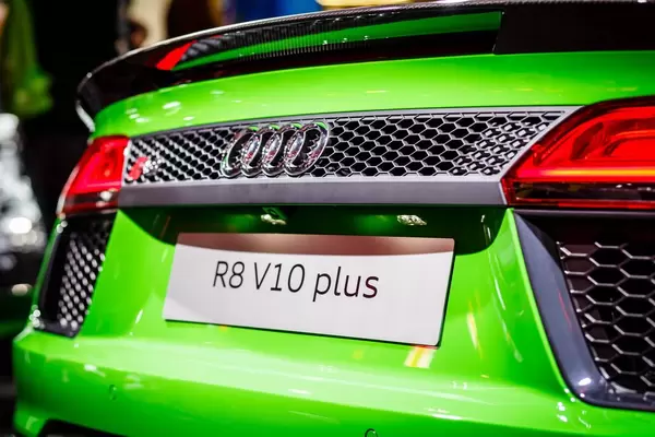 Hinteransicht des grünen Audi-Modells R8 V10 plus