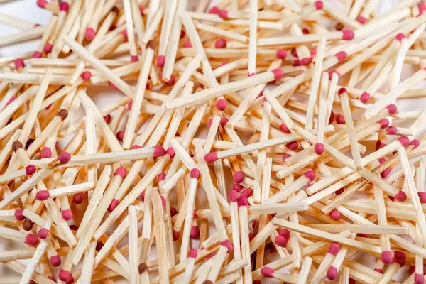 Hintergrund aus Holzstreichhölzern mit rotem Schwefelkopf