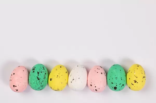 Hintergrund für Oster-Grußkarte mit Reihe aus bunten Ostereiern und Platz für Text