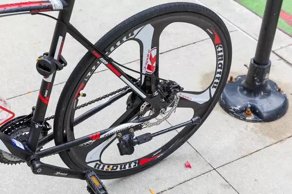 Hinterrad von Eurobike Rennrad XC550 in schwarz und weiß mit roten Details