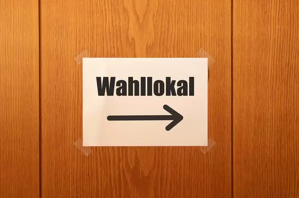 Hinweisschild Wahllokal