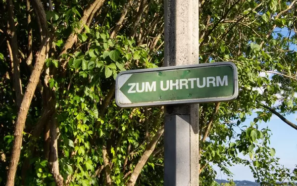 Hinweisschild zum Uhrturm in Graz