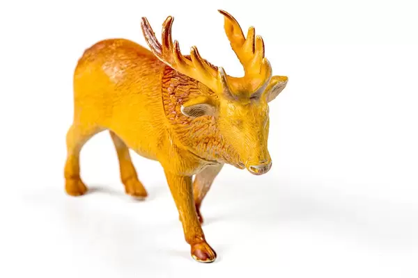 Hirschfigur aus Kunststoff auf weißem Hintergrund