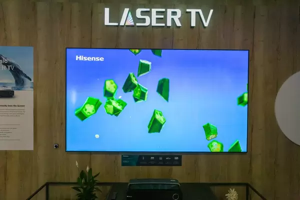 Hisense Sonic Laser TV 100L5 vor einer Holzwand, auf der IFA-Austellung in Berlin