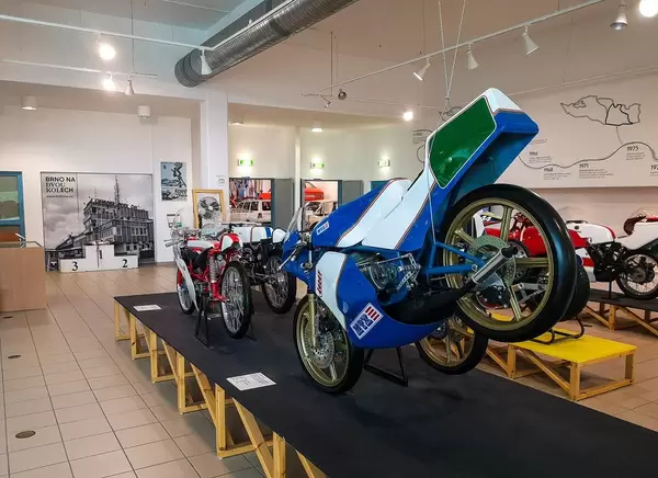 Historische, alte Motorräder aus dem Motorsport im tschechischen Technikmuseum in Brünn