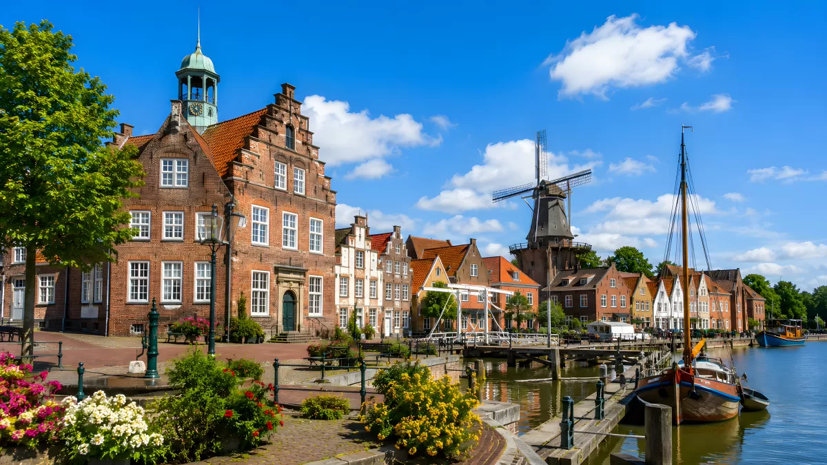 Historischer Hafen mit Windmühle in Norddeutschland