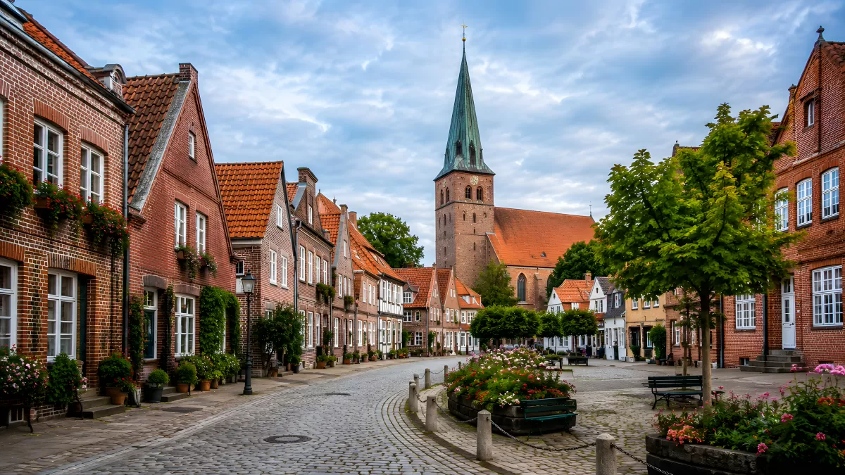 Historischer Marktplatz mit Kirchturm in Norddeutschland