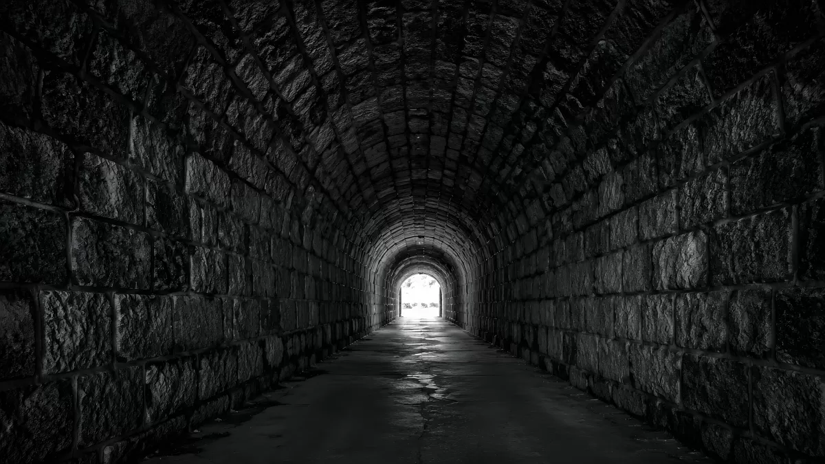 Historischer Steintunnel mit Licht am Ende