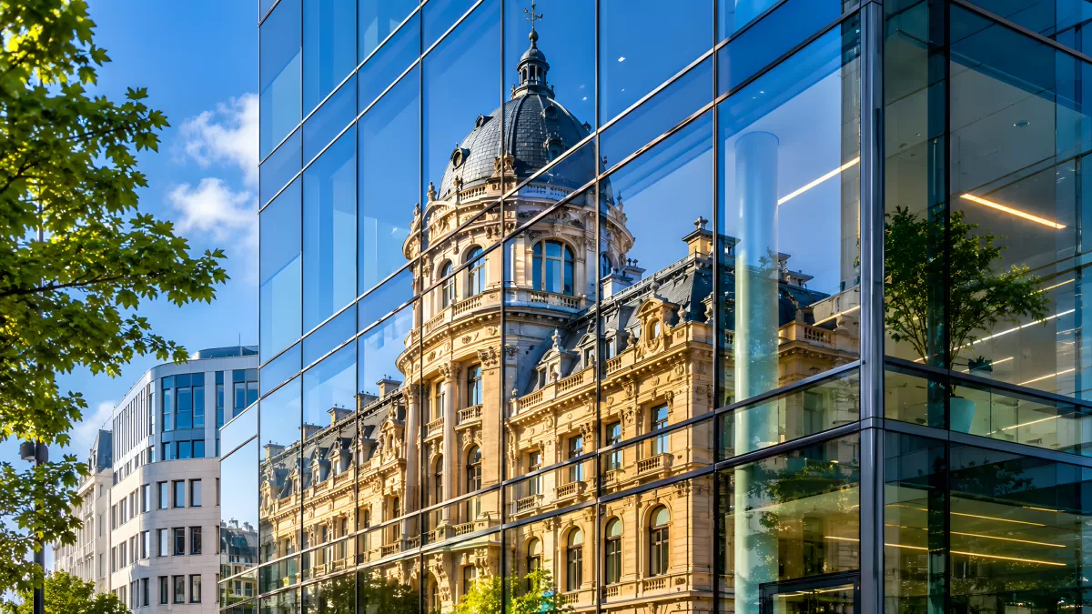 Historisches Gebäude spiegelt sich in Glasfassade