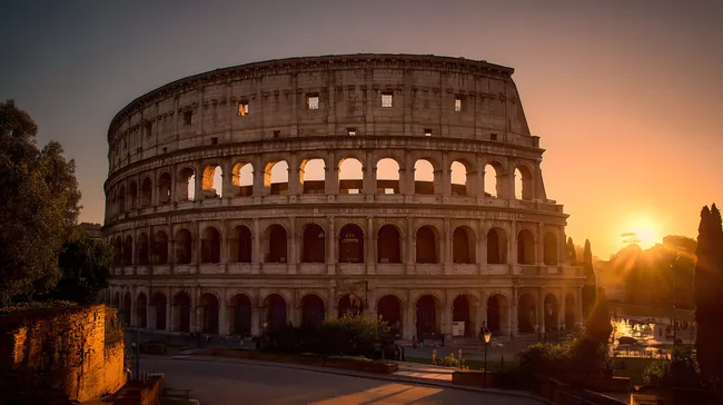 Historisches Kolosseum in Rom bei Sonnenuntergang