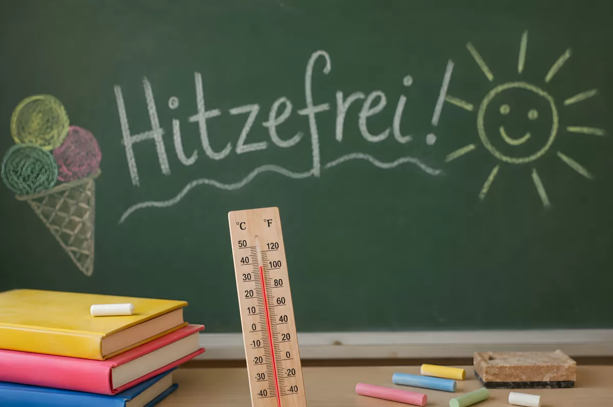Hitzefrei an der Schultafel mit Thermometer