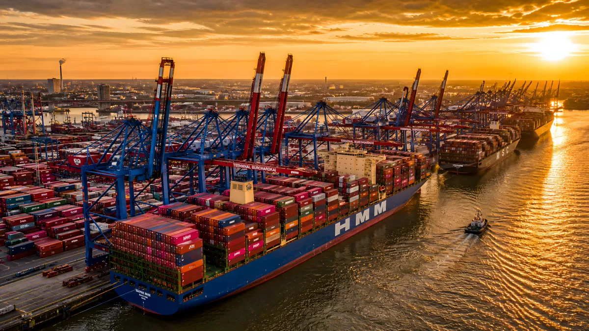 HMM Containerschiff bei Sonnenuntergang im Hafen