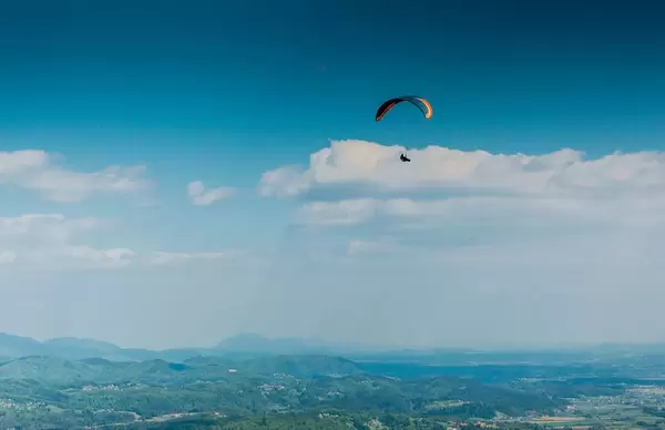 Hochfliegender Paraglider