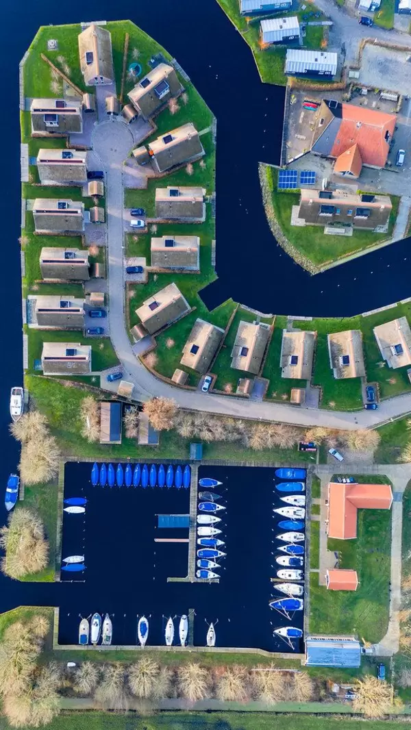 Hochformat: Ferienhäuser in Goingarijp, Niederlande in der Vogelperspektive