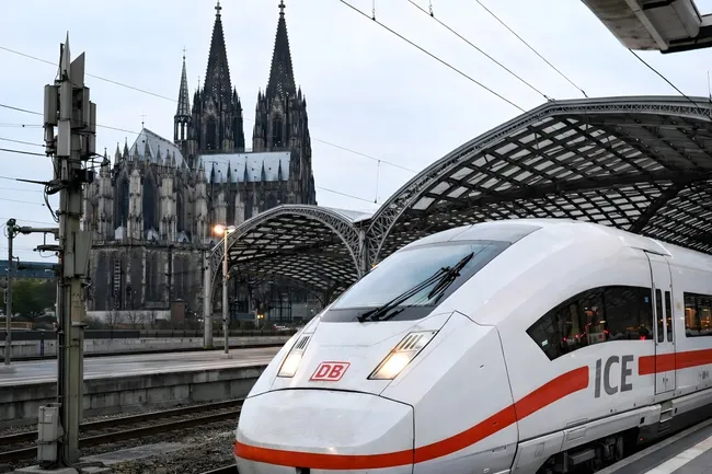Hochgeschwindigkeitszug vor Kölner Dom am Hauptbahnhof