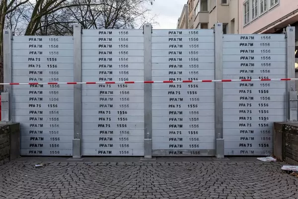 Hochwasserbarriere am Rheinufer in Altstadt-Nord, Köln