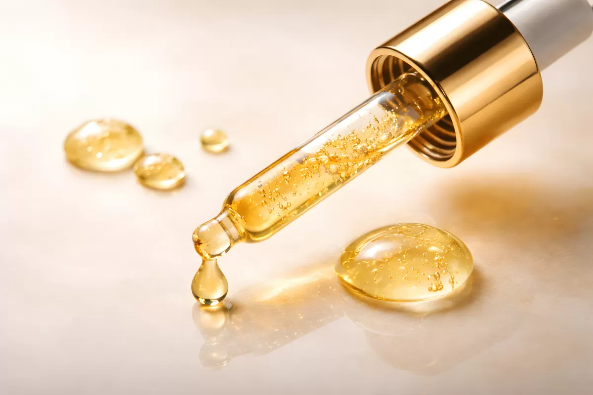 Hochwertiges Hautpflegeöl in goldenem Fläschchen