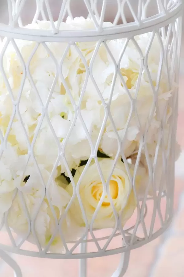 Hochzeit: Rosen im Weidenkorb