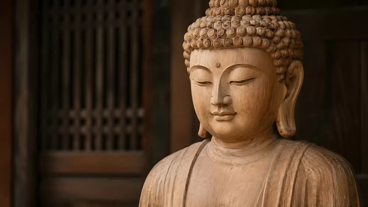 Hölzerne Buddha-Statue in ruhiger Meditationshaltung
