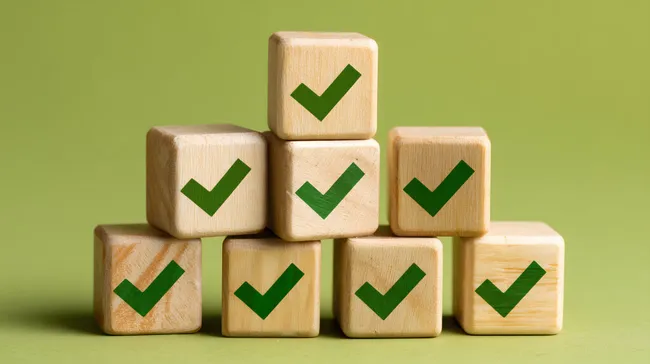 Hölzerne Würfel mit grünen Häkchen - Checklisten-Konzept