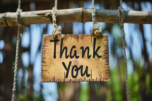 Hölzernes Schild mit der Aufschrift 'Thank You'