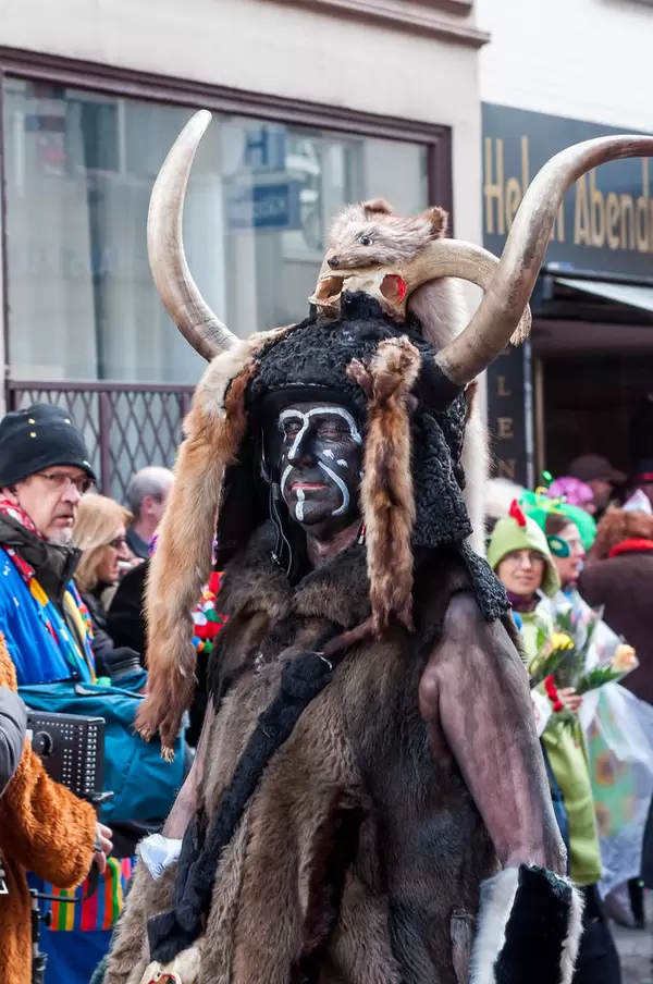 Höhlenmensch-Verkleidung