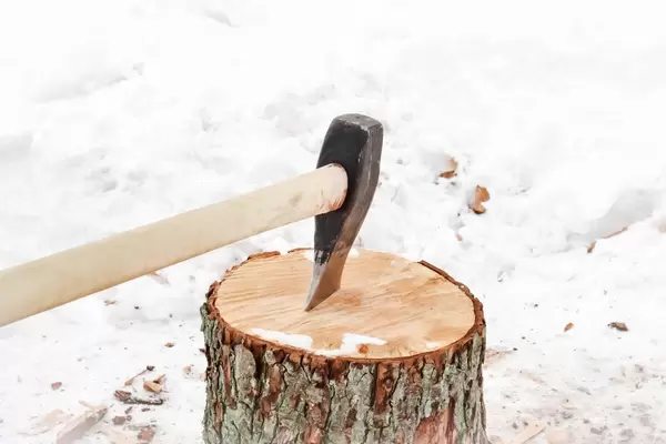 Holz hacken mit der Axt