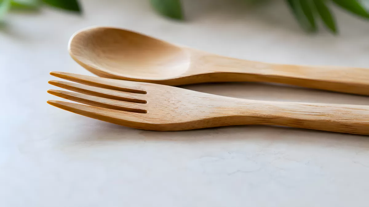 Holzbesteck Löffel und Gabel aus Bambus auf Marmor